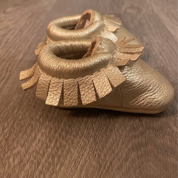 Freshly Picked Platinum Moccasins size 1 - Picture 5 of 7